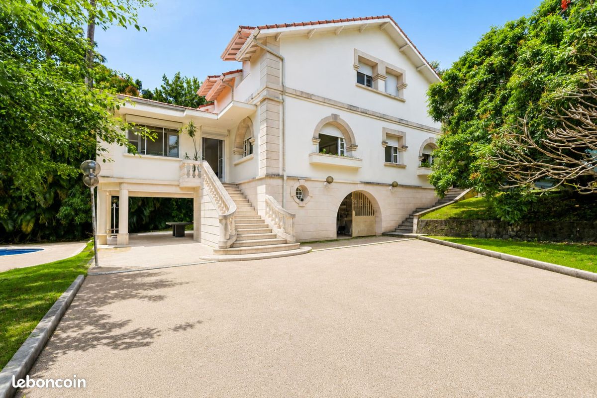 Maison 6 pièces 300 m² · à Fort-de-France · 300 m² · 895 000 €