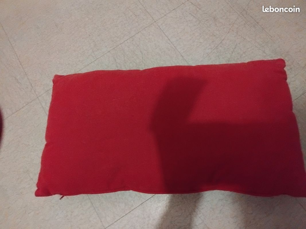 Coussin rouge (image 1)