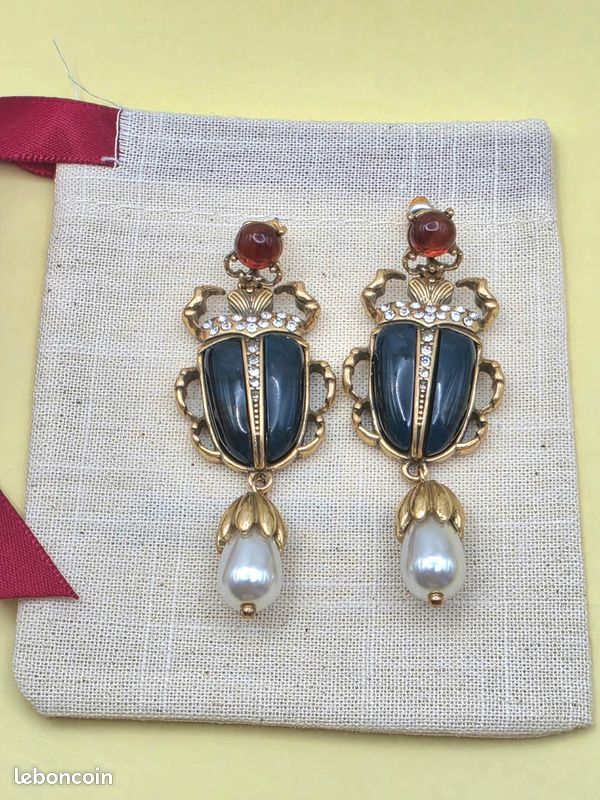 Boucles pendantes scarabée doré, pierre noire et perle goute (image 1)