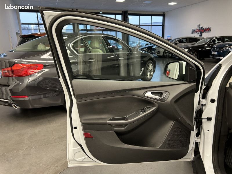 Ford FOCUS Focus 1.0 EcoBoost 125 ch / Clim Auto / Régulateur / Bluetooth (image 25)