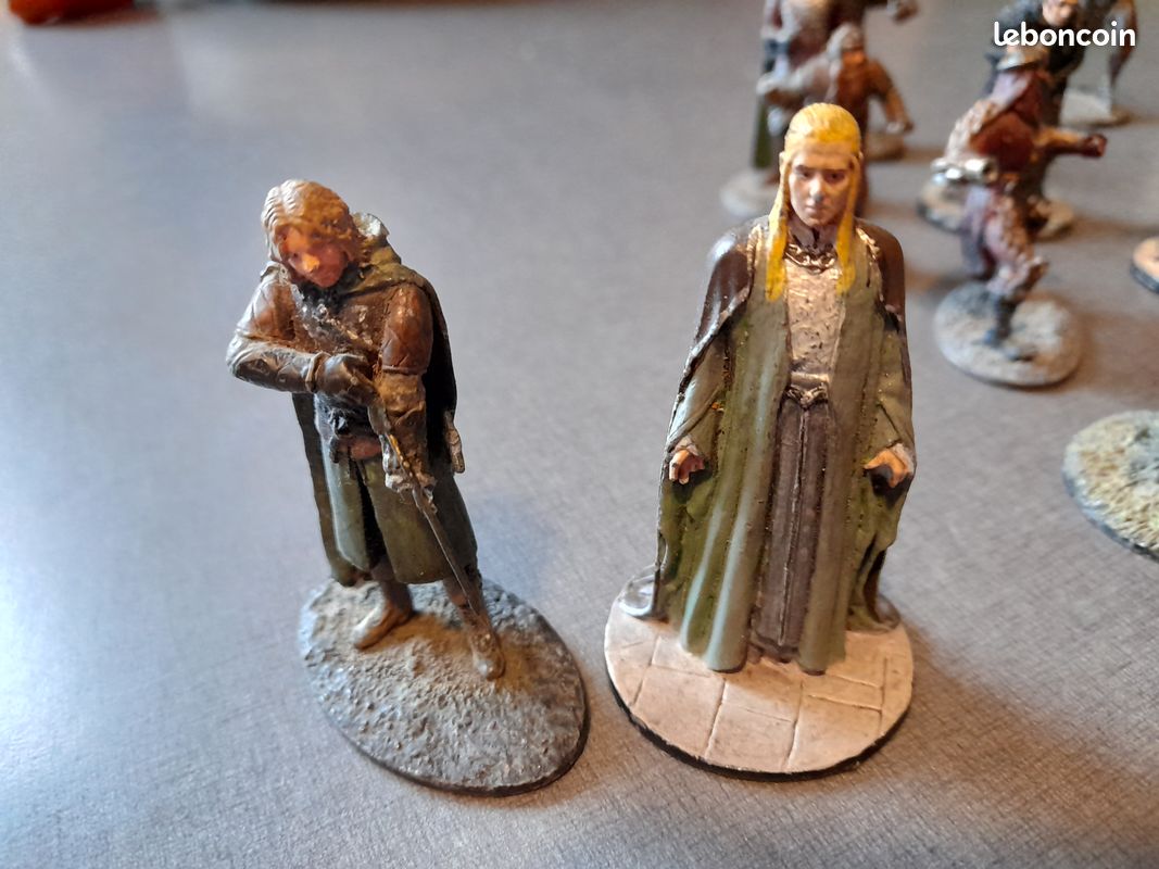 Lot de 30 figurines Collector Le Seigneur des Anneaux Échelle 1/25 Lot de 30 figurines Collector Le Seigneur des Anneaux Échelle 1/25