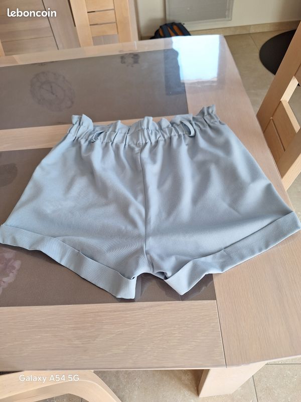 Short taille haute l'un bleu clair et l'autre rose pale,taille S/M - Vêtements