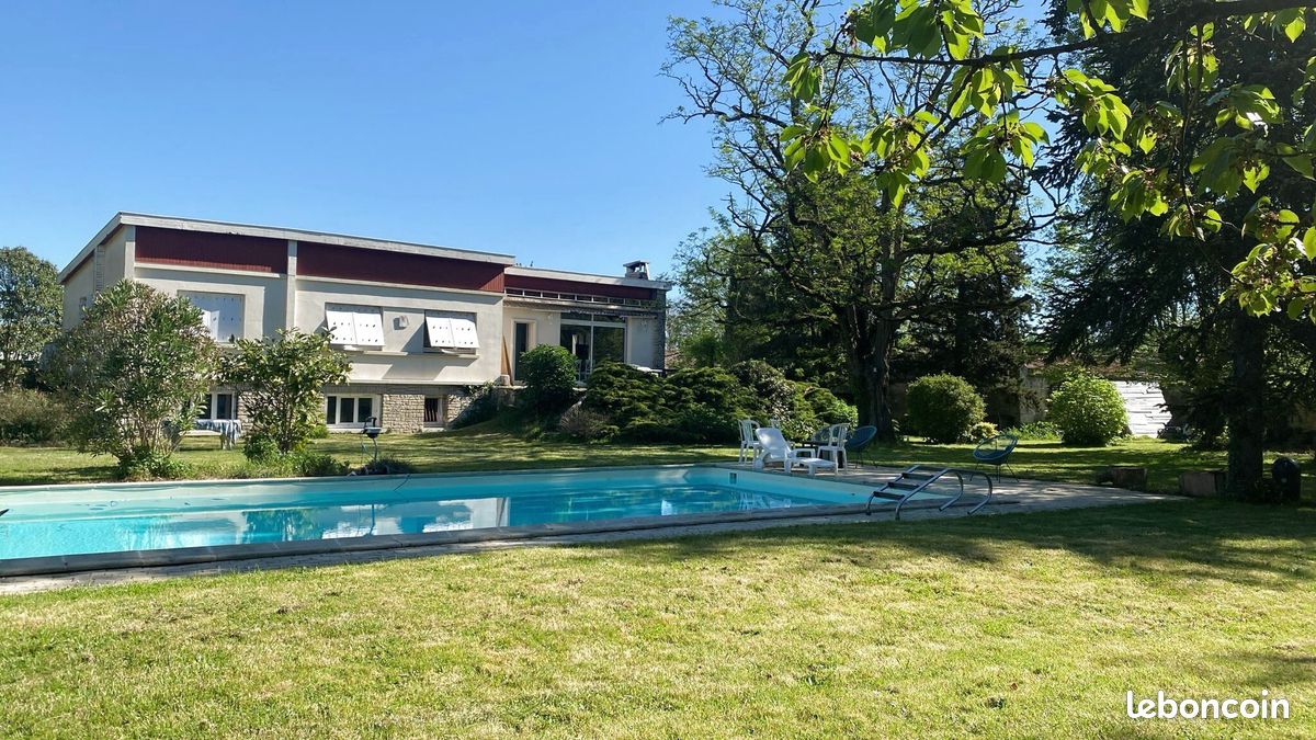 Maison 8 pièces 202 m² · à Magné · 202 m² · 319 000 €