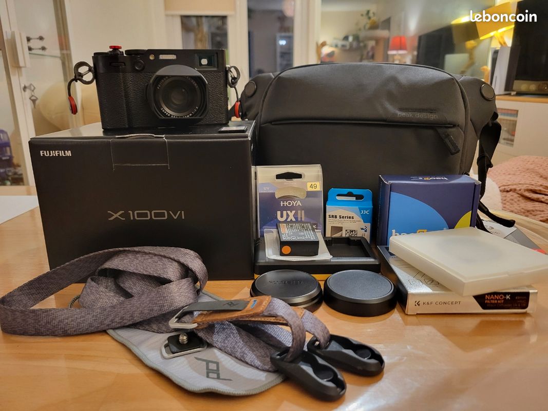 (VENDU) Fujifilm x100vi (état neuf) + sac peak design + sangle peak design + batterie fuji + chargeur + carte sd 64 go + accessoires (image 1)