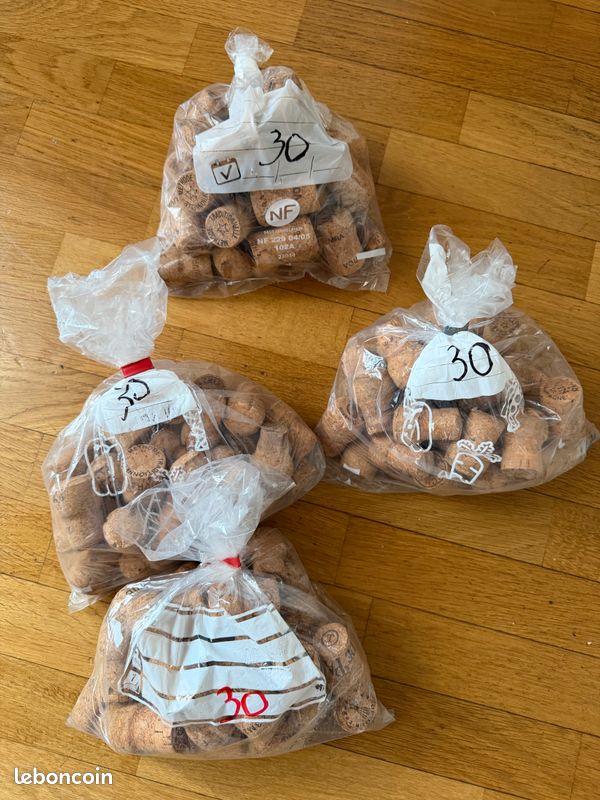 Lot De Plus De 200 Bouchons à Vin Synthétiques, Fabricants Mélangés, Occasion