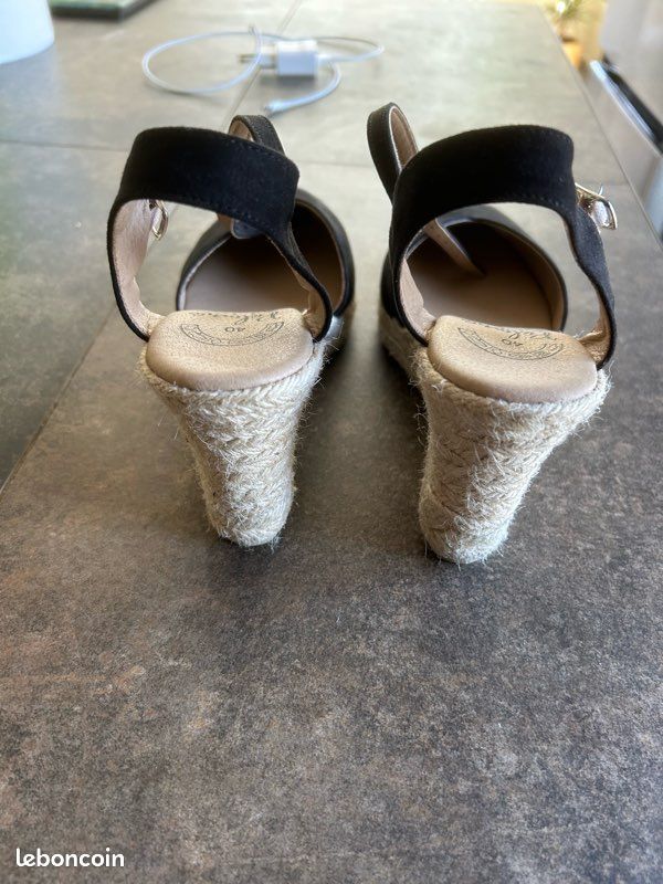 Sandales noires talons compensés (image 7)