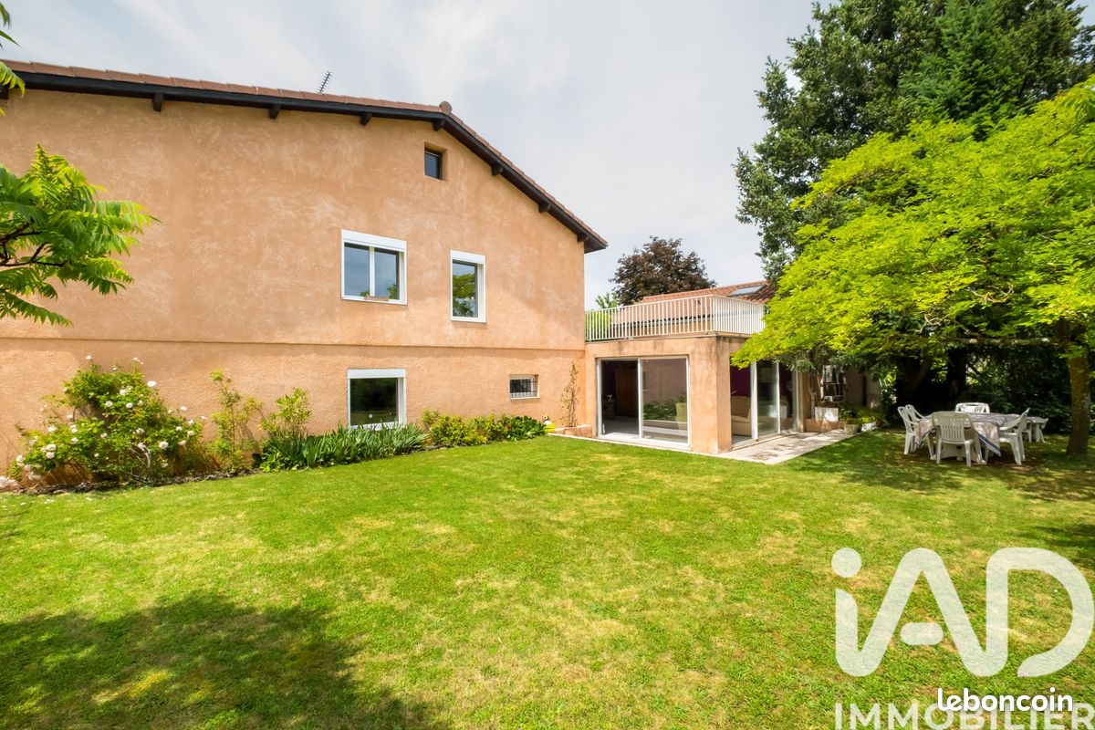 Maison 9 pièces 260 m² · à Lentilly · 260 m² · 690 000 €