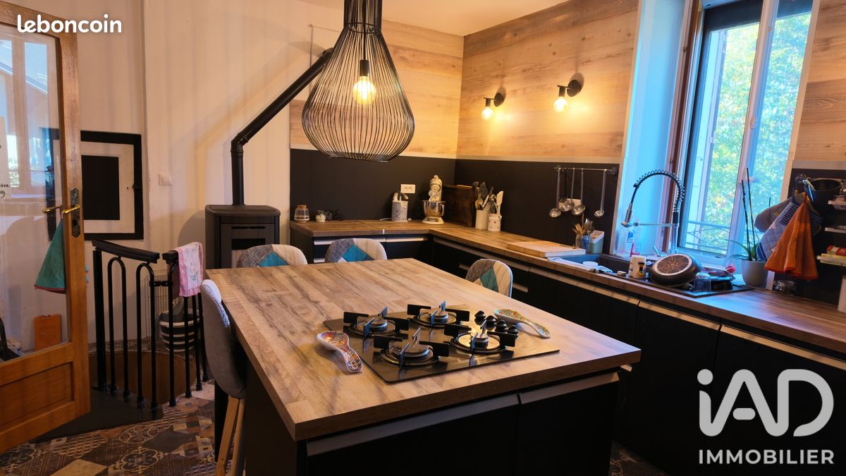 Maison 9 pièces 215 m² · à Chamoux-sur-Gelon · 215 m² · 470 000 €