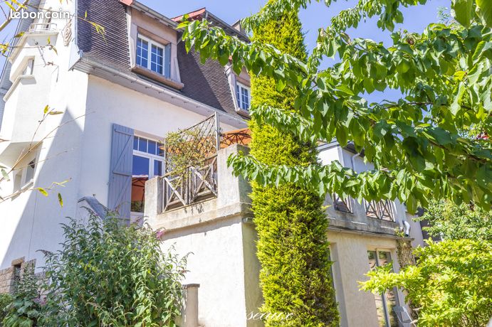 Maison 12 pièces 242 m² — 1