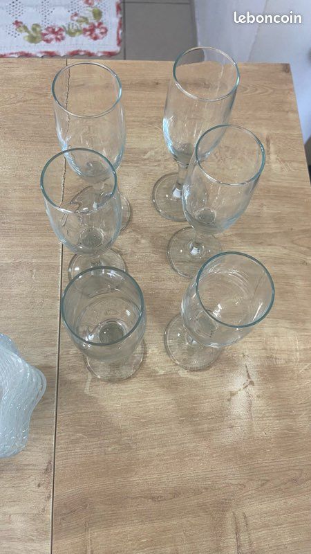 Utils de cuisine- Lot de verrerie vintage - Environ 50 pièces - Verres, coupes à glace, carafe - Bon état (image 8)