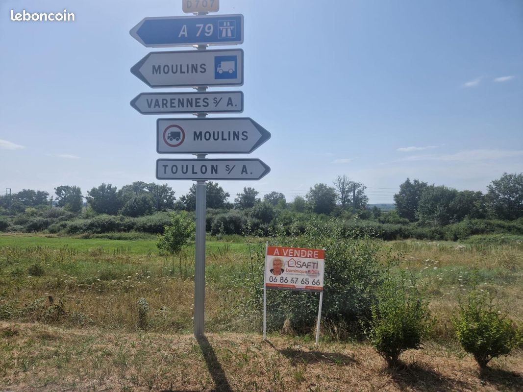 Terrain 13324 m² · à Toulon-sur-Allier · 13 324 m² · 498 000 €