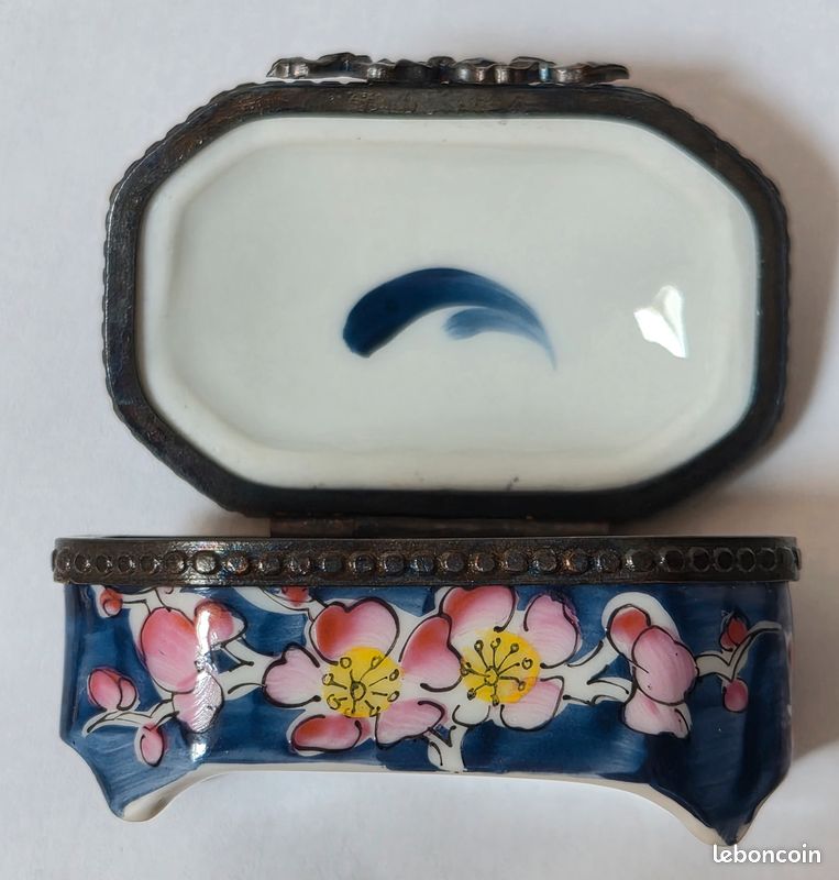 Boîte pilulier Limoges France peint à la main Signée avec décor floral vintage (image 4)