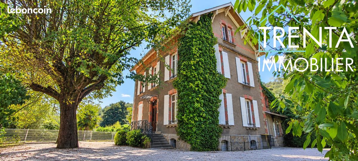 Maison 11 pièces 284 m² · à Renage · 284 m² · 590 000 €
