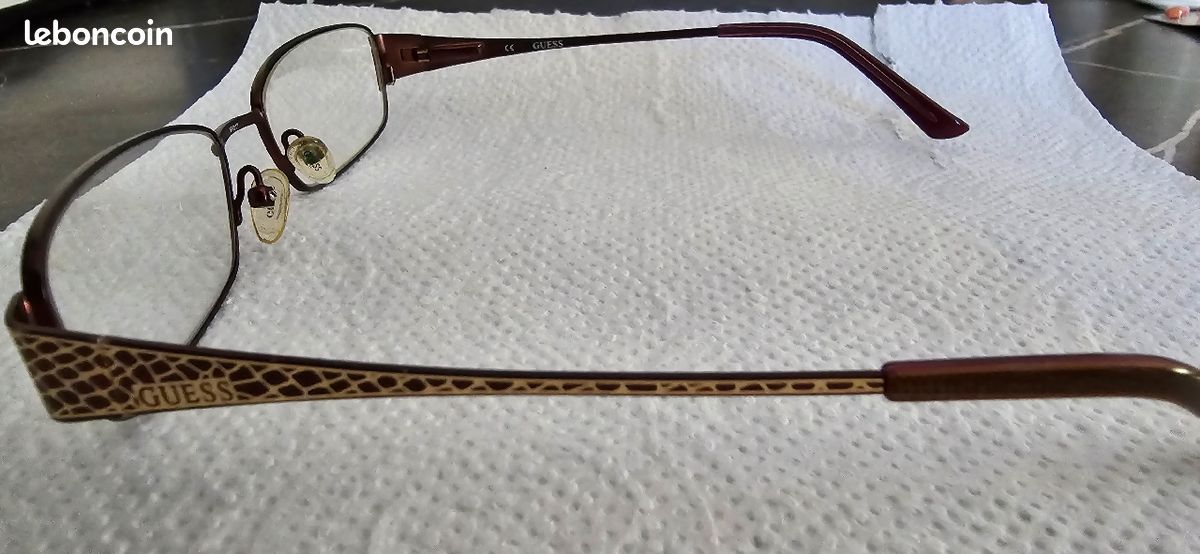 Monture de lunettes guess en parfait état (image 2)