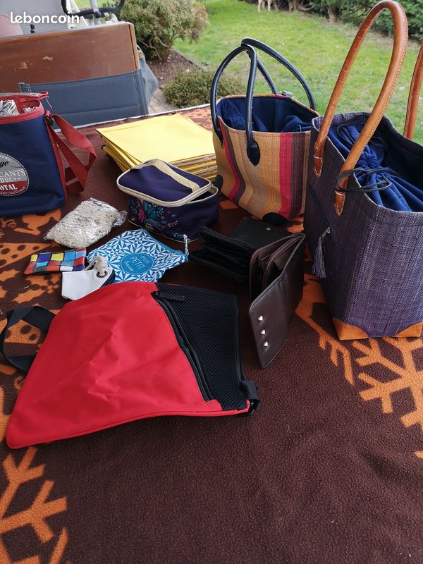 Lot de sacs à mains, sacoches, porte feuilles... (image 1)