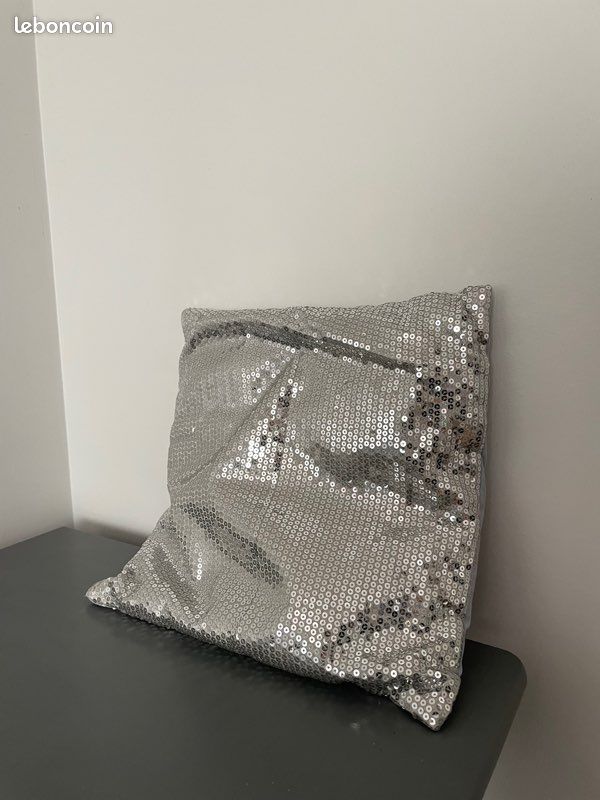 Coussin argenté à sequins (image 1)