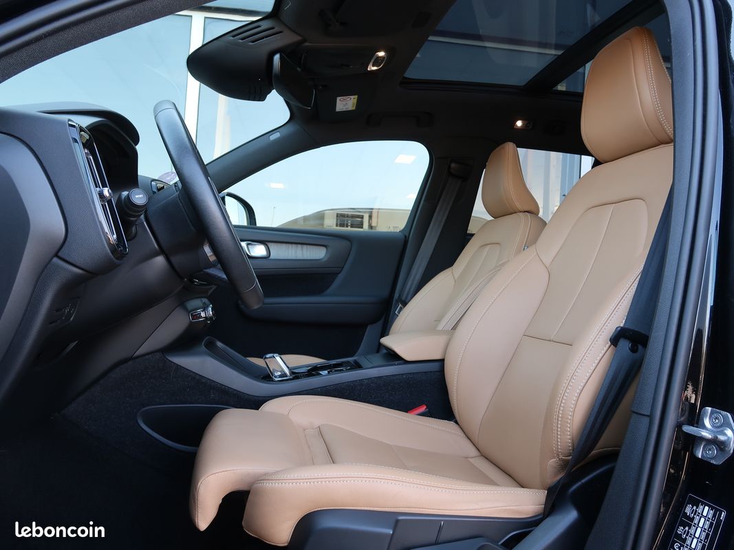 VOLVO XC40 T2 Inscription 129 Geartronic 8 + toit panoramique (image 3)