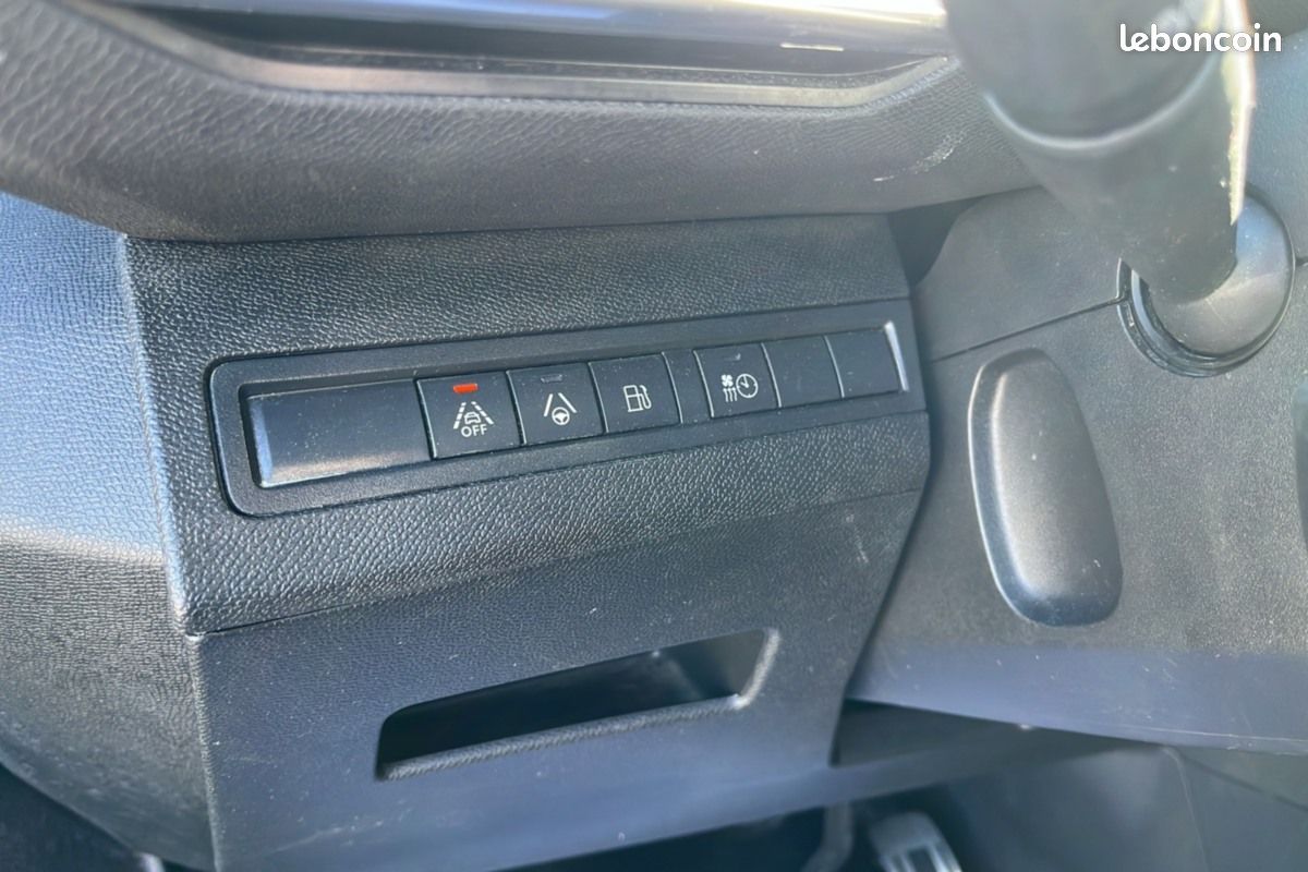 Peugeot 3008 HYBRID4 300 GT (image 14)