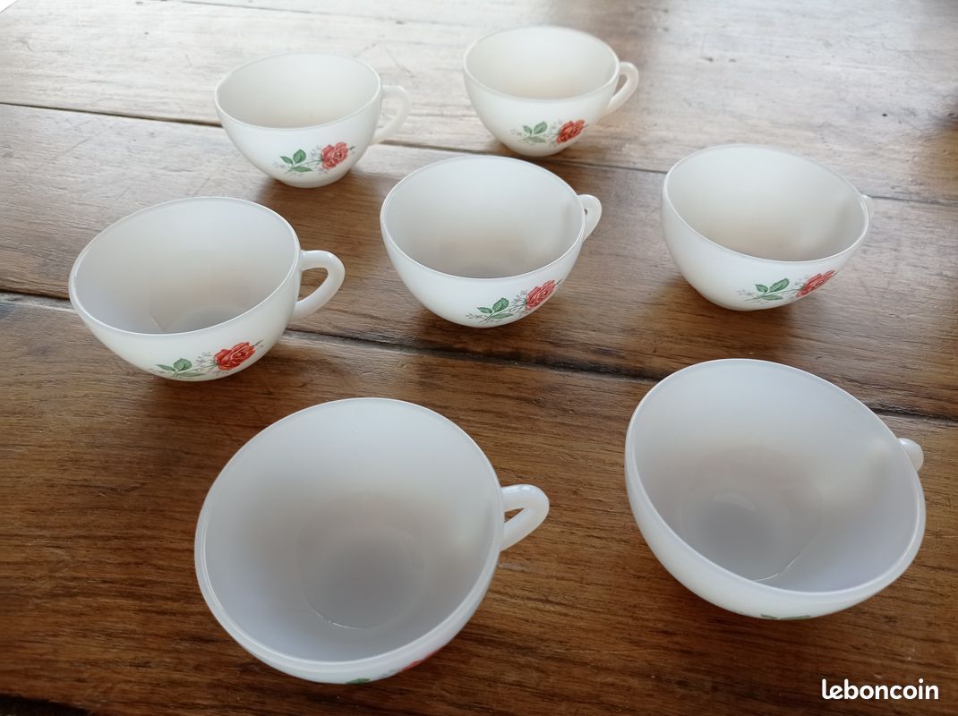 Lot 7 tasses arcopal motif roses (image 1)