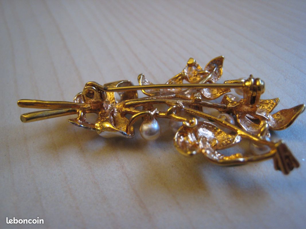 Broche Vintage En Métal Doré - Bijou Ancien Décoratif - Occasion