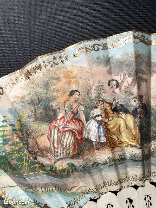 Éventail Antique De Dame En Nacre Taillée Et Papier Lithographié Peint - Espagne XIXe Siècle | Objet D'art Populaire Occasion Abîmé