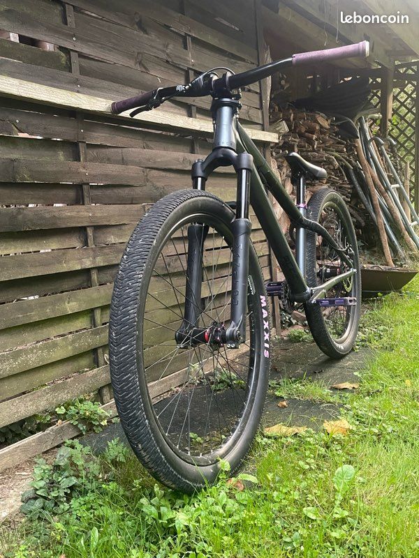 Dirt commencal absolut Vélos