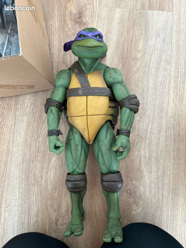NECA April O'Neil Ultimate Teenage Mutant Ninja Turtles Versión De