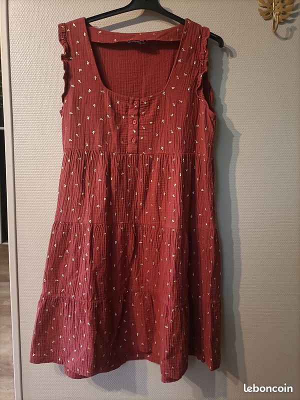 Robe en gaze de coton rouge avec motif feuille dorée Vêtements