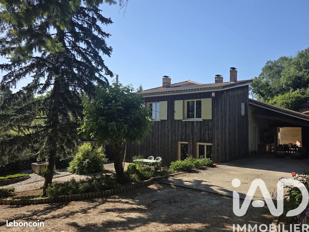 Maison 7 pièces 220 m² · à Montlieu-la-Garde · 220 m² · 327 000 €