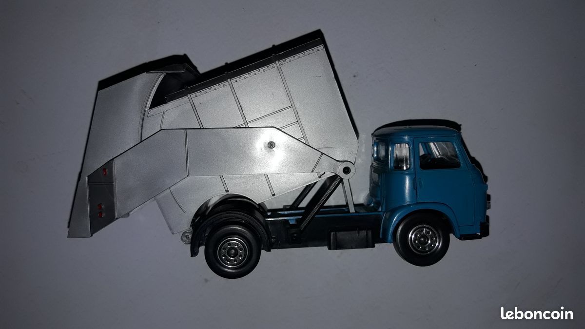 ANCIENNE NOREV - Saviem SM7C - Benne à ordures au 1/43° EUR 79,00