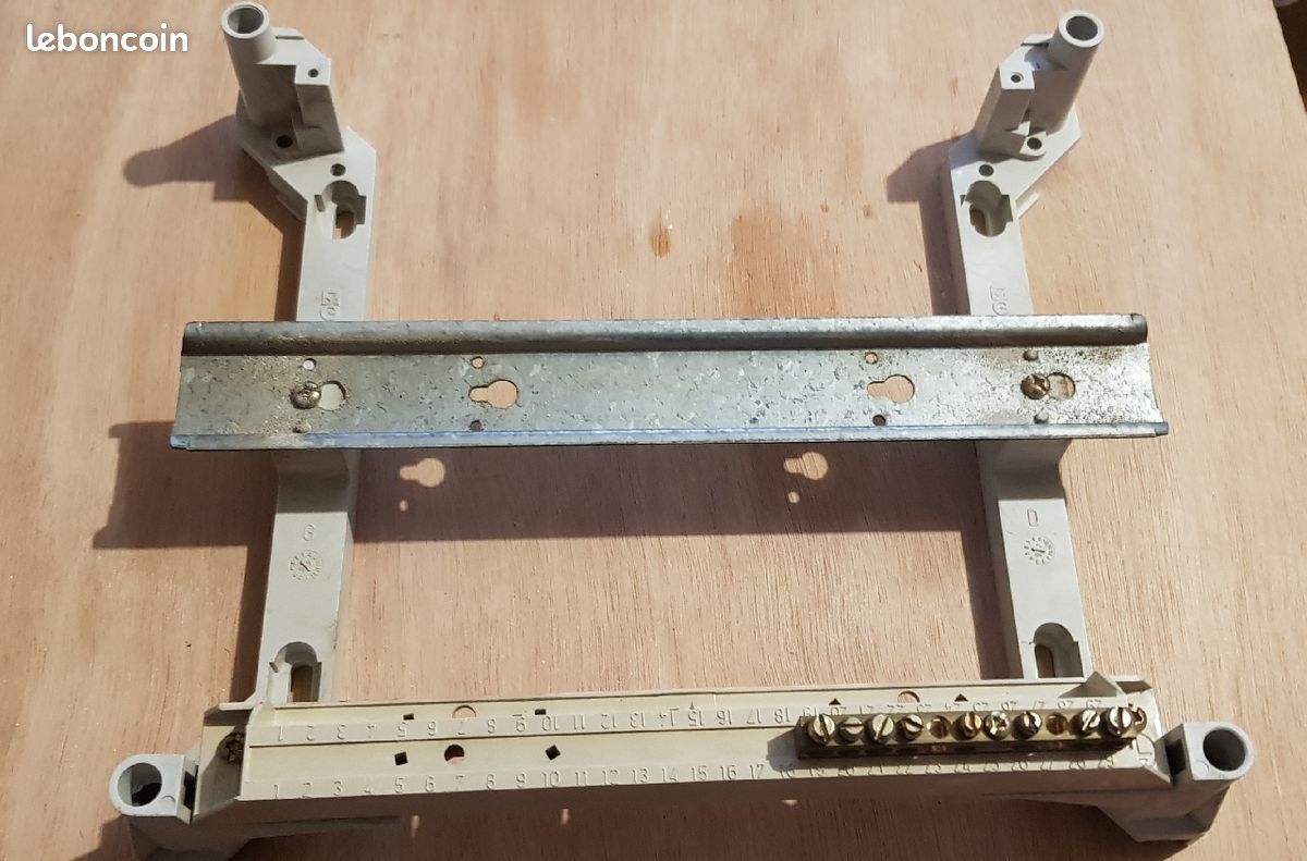 Coffret chassis 13 modules DIN sans habillage sans plastrons occasion (image 1)
