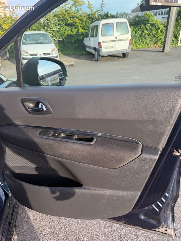 Peugeot 3008 2.0 HDI (image 12)