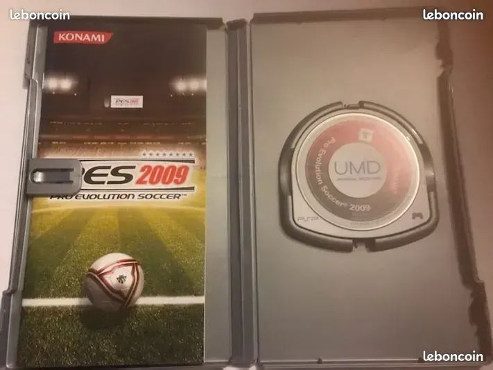 LA SIMULATION RECONNUE DE FOOT PRO EVOLUTION (P.E.S. 2009) SUR PSP JOUABLE SEUL OU à 2. COMPLET AVEC JEU, BOITIER, MANUEL ET JAQUETTE. À MINI PRIX. DÉTAILS SUR LE JEU SUR LA JAQUETTE EN PHOTO 3 (image 3)