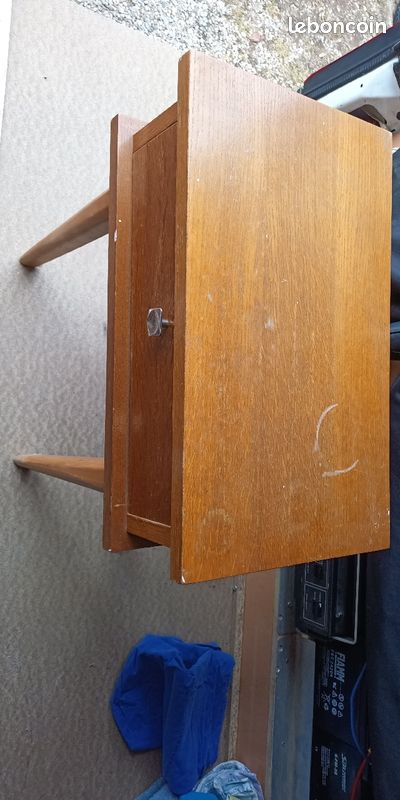 Petite table de chevet suédoise (image 1)