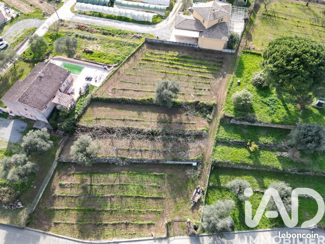 Terrain 1660 m² · à Carros · 1 660 m² · 595 000 €