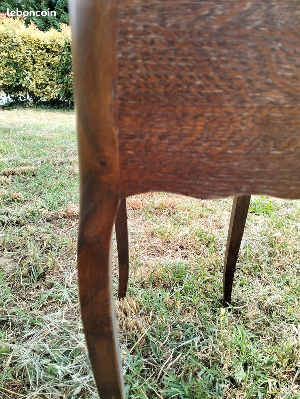 Ancienne table de chevet – 3 tiroirs – pieds cabriole – bois clair (image 3)