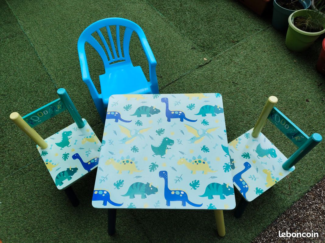Table avec chaises et rangements dinosaure (image 7)