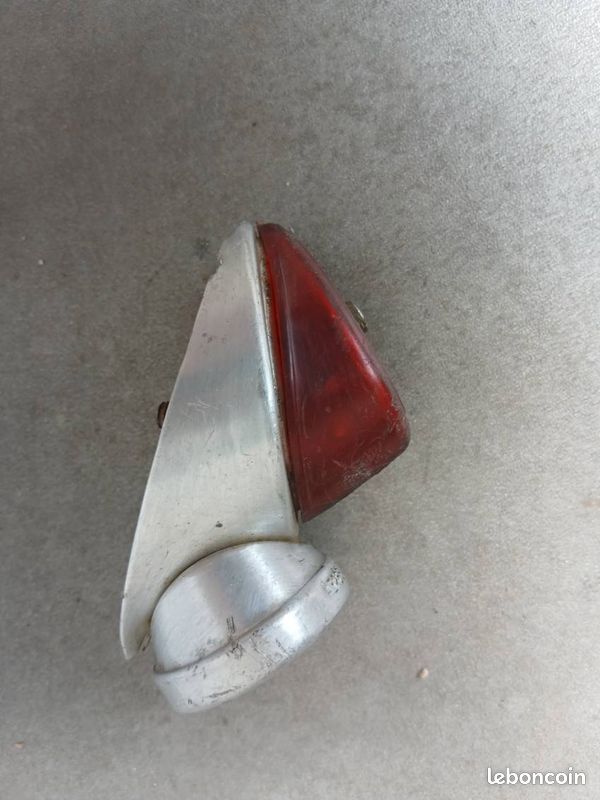 Feu Arrière De Vélo Vintage – Phare Ancien 6V, Fabrication Française, Couleur Rouge