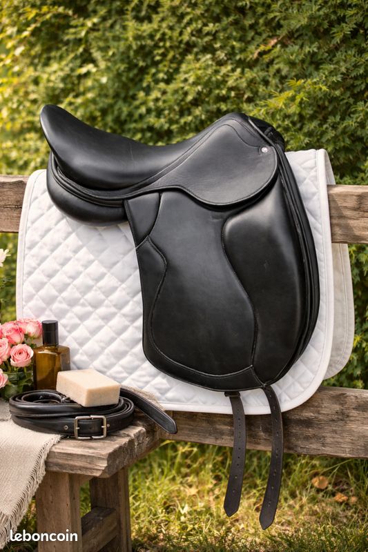 Selle de dressage anglaise neuve en cuir véritable Selle de dressage anglaise neuve en cuir véritable