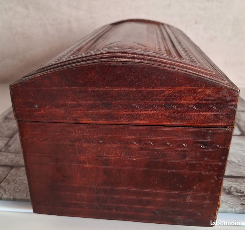 Coffre en cuir et bois (image 7)