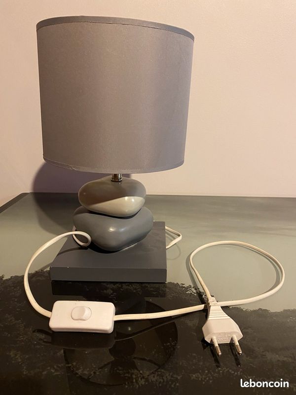 Lampe de chevet grise avec ampoule (image 1)