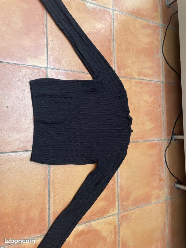 Pull noir ajouré (image 2)