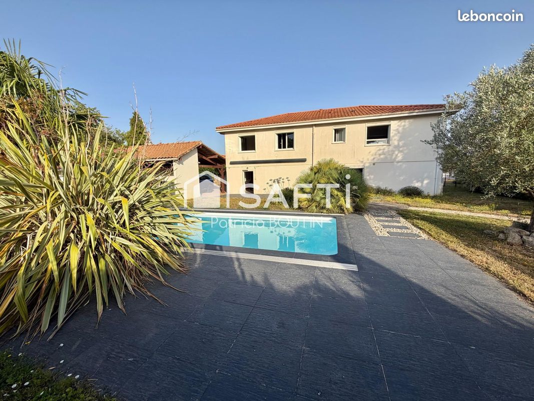 Maison 7 pièces 177 m² · à François · 177 m² · 338 000 €