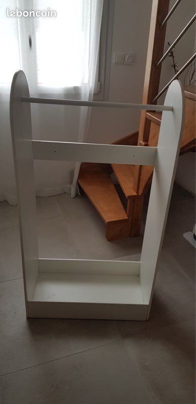 Portant vêtements enfants (image 1)