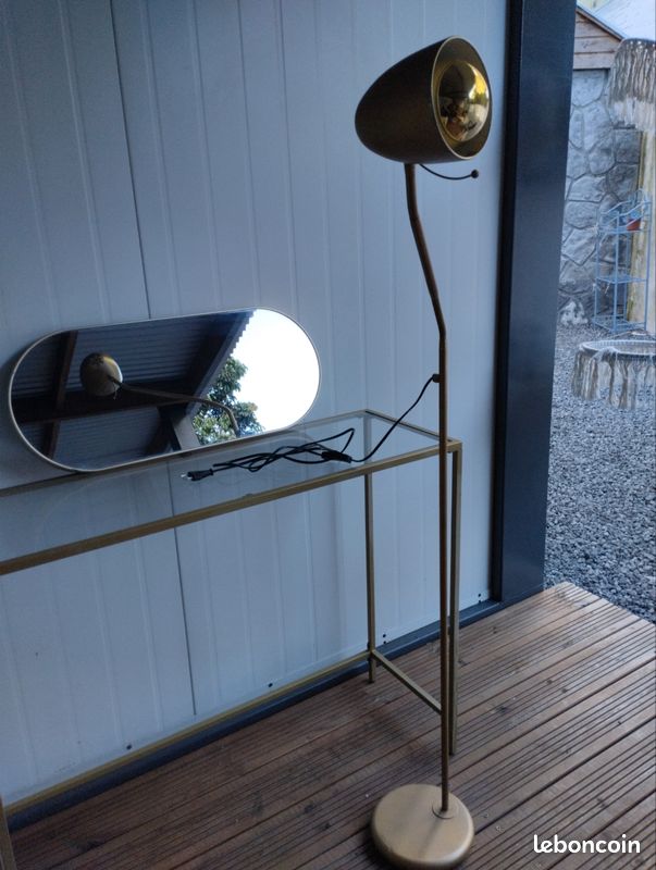 Lampe dorée et ampoule (image 2)