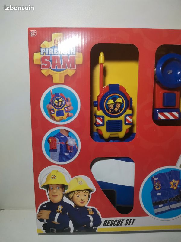 Déguisement Sam le pompier avec casque, talkie-walkie lampe, carte pompier (image 3)