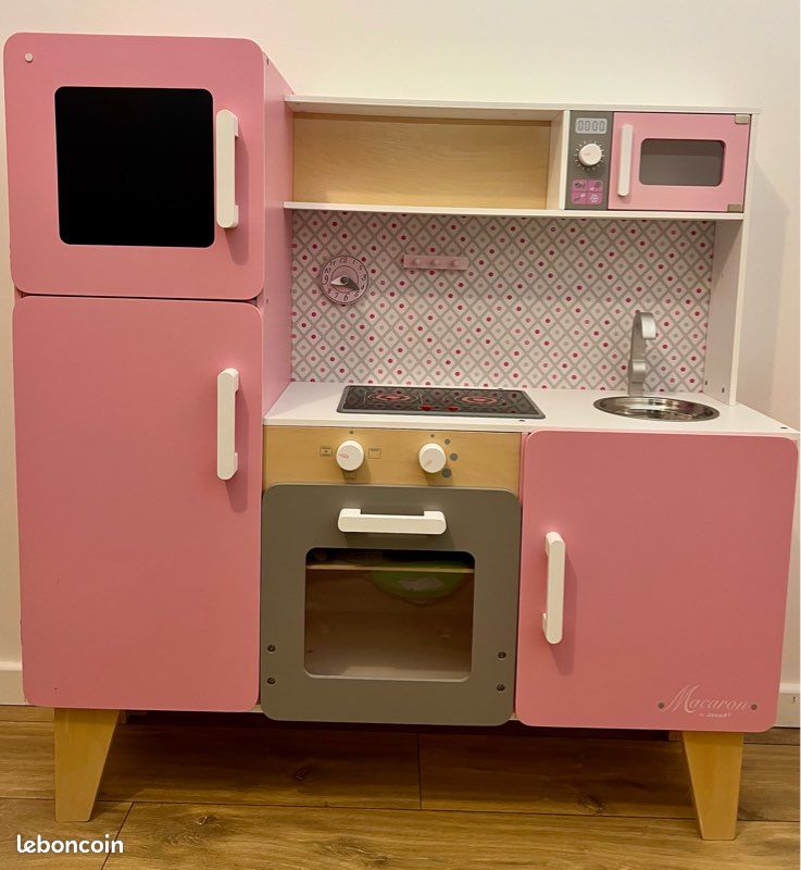 A vendre Cuisine enfant en bois Tout l' électronique fonctionne Vendu avec tous les légumes, fruits, en bois et plastique Tout les ustensiles, casseroles, plats, etc sont également inclus
