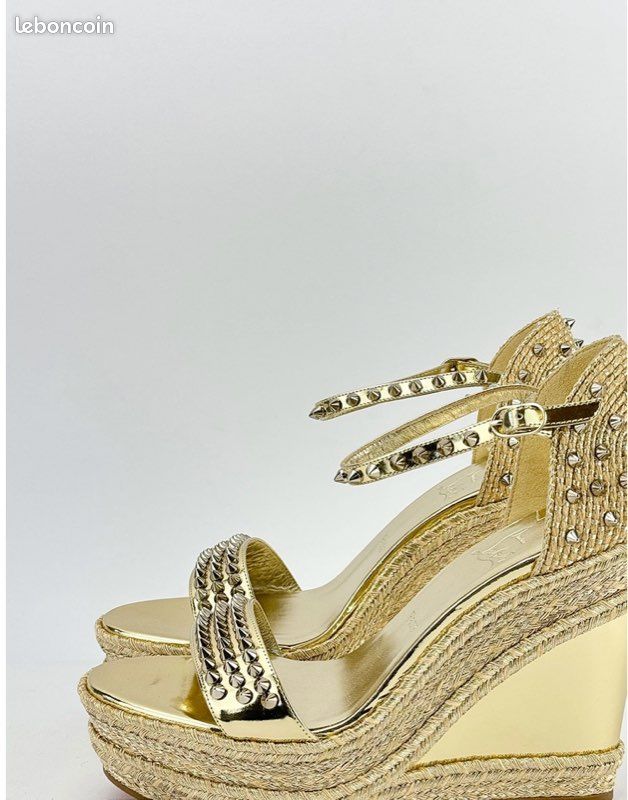 Comme Neuve Sublime Chaussures Modele Madmonica à clous Gold