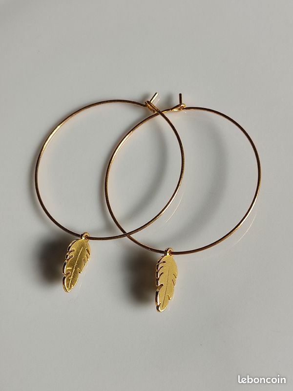 Boucle d'oreille créole pendante acier doré plume (image 2)