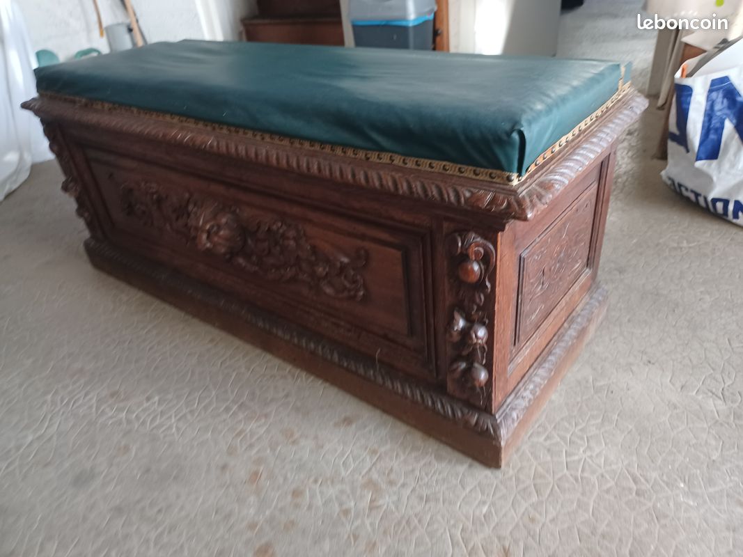 Coffre ancien avec assise (image 2)